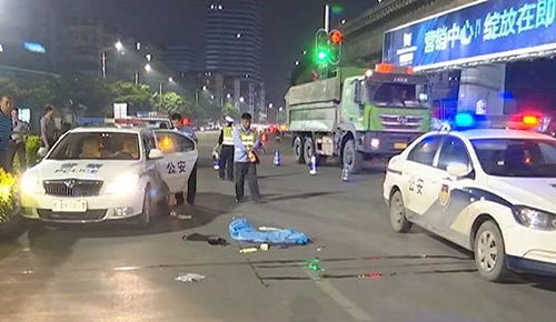 云南一泥头车失控连撞多车，事故现场惨烈，警方全力调查原因